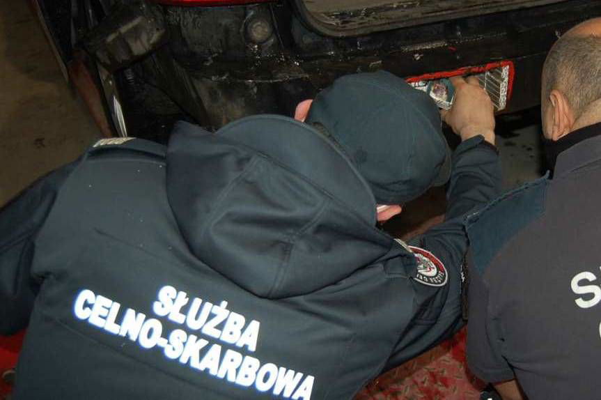 REGION. Ukryli papierosy w podłodze samochodu