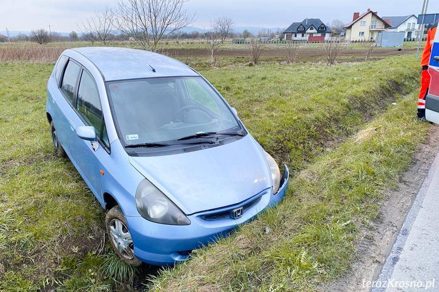 W Krośnie kierowca hondy wjechał do rowu