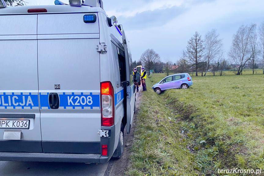 W Krośnie kierowca hondy wjechał do rowu