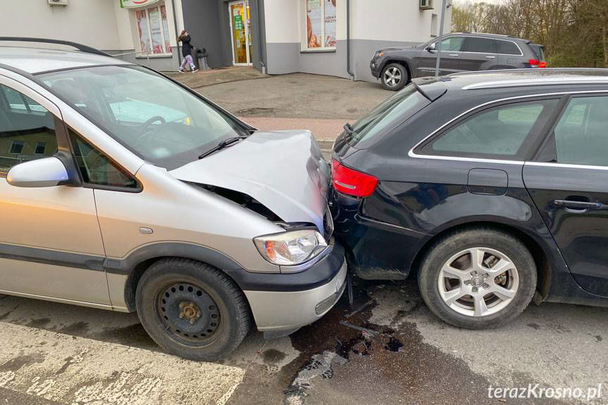 Zderzenie opla i audi na Okrzei