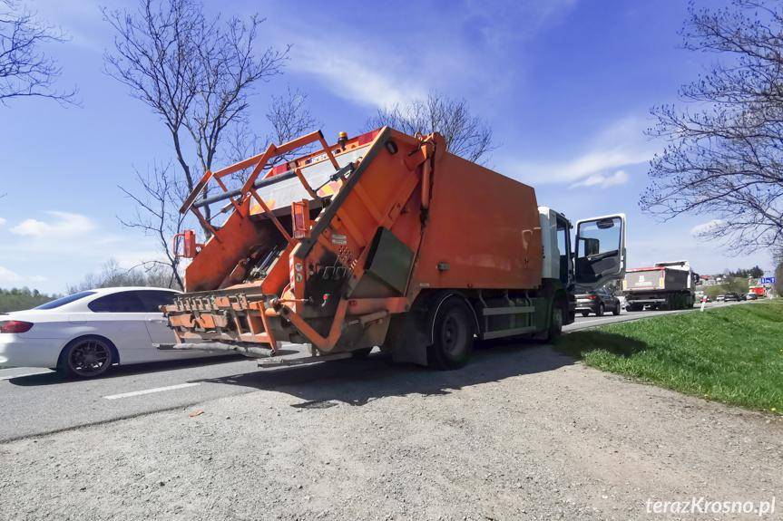Kolizja na Bieszczadzkiej. Wjechał w tył śmieciarki