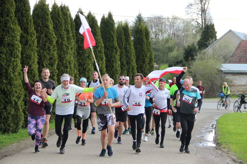 Rekreacyjnie pobiegli z flagą