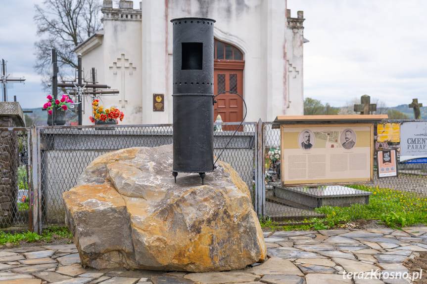 Makieta lampy naftowej stanęła w Zręcinie