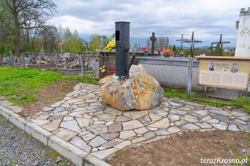 Makieta lampy naftowej stanęła w Zręcinie