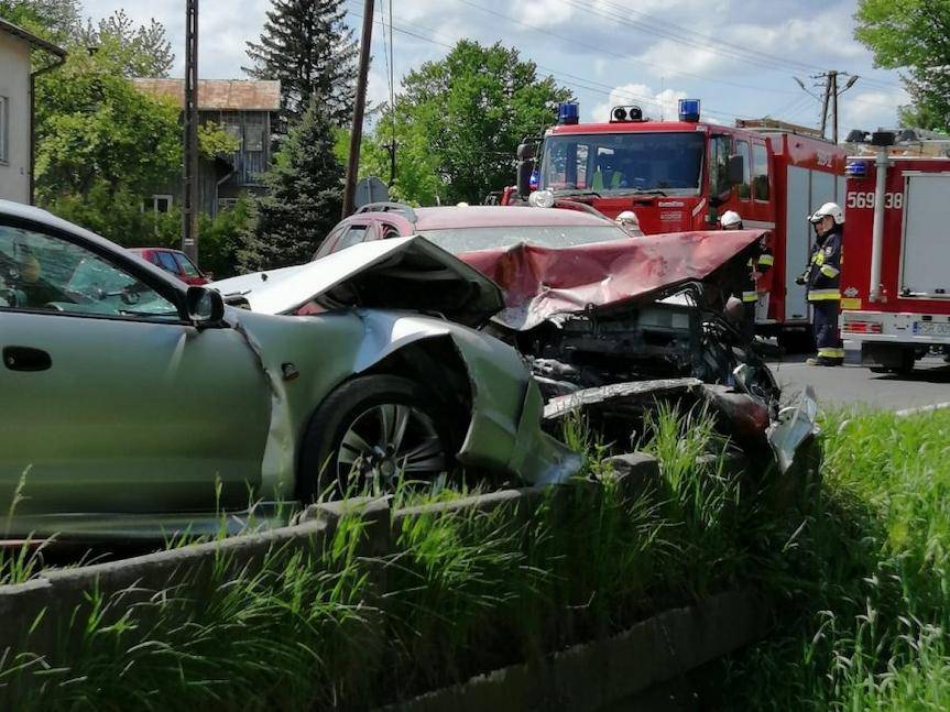 Wypadek w Twierdzy. Zapalił się samochód
