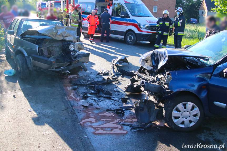 REGION. Wypadek w Trześniowie, zderzenie renault i volkswagena 