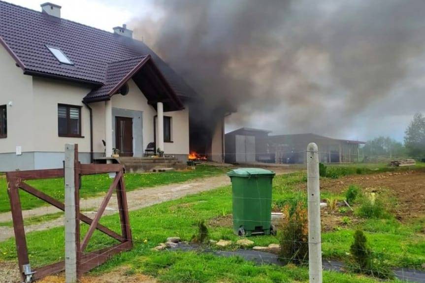 REGION. Policjanci jadąc na interwencję, zauważyli pożar