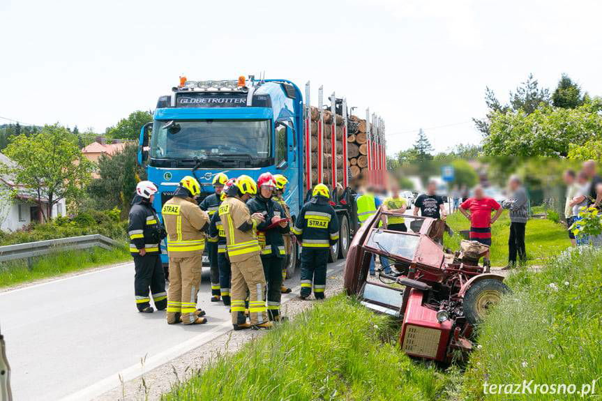 Wypadek w Króliku Polskim. Zderzenie samochodu ciężarowego z ciągnikiem