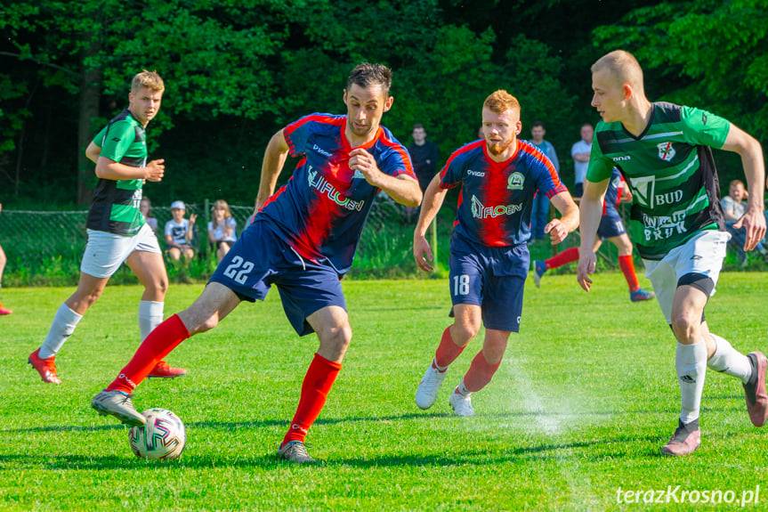 Zacięty mecz w Faliszówce. Decydująca bramka Patryka Tłuściaka