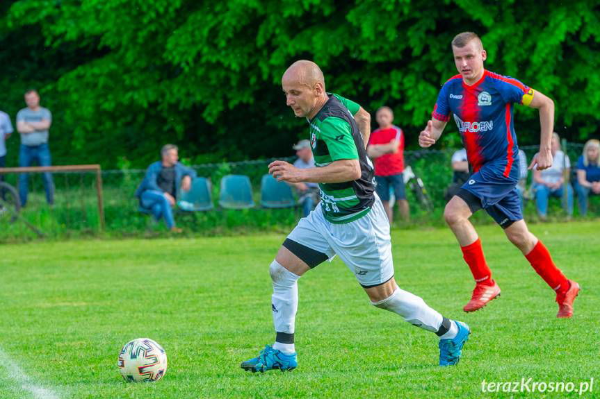 Zacięty mecz w Faliszówce. Decydująca bramka Patryka Tłuściaka