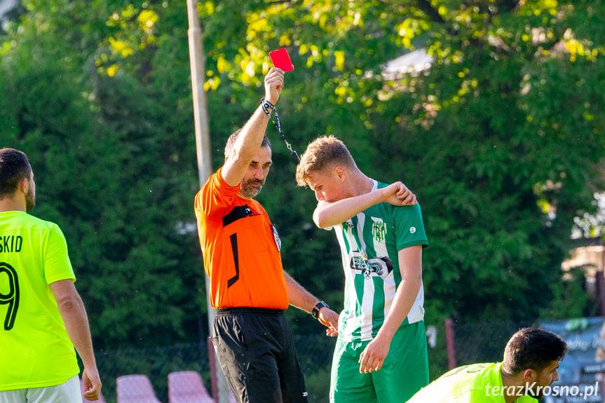 Podział punktów w Posadzie Górnej. Trzy czerwone kartki