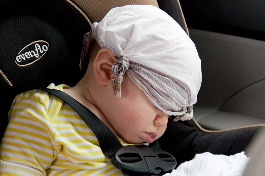 Zostawiła dzieci w nagrzanym aucie. Interweniowali przechodnie