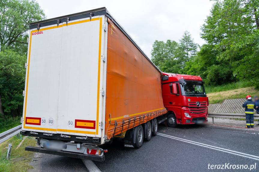 Kolizja w Dukli. Ciężarówka zablokowała DK19