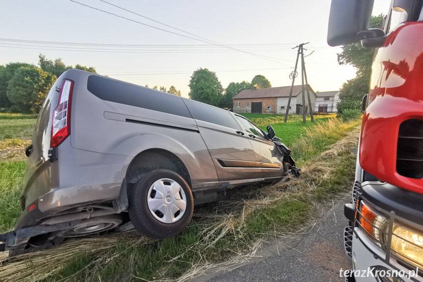 Zderzenie ciągnika rolniczego i busa w Bajdach
