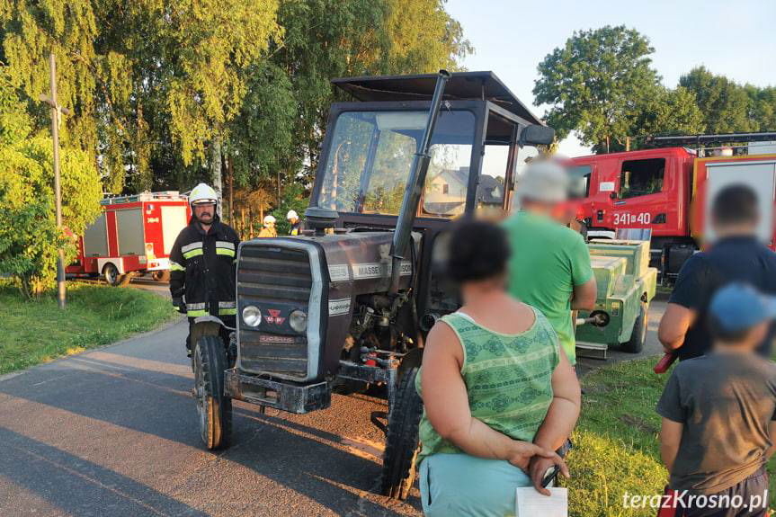 Zderzenie ciągnika rolniczego i busa w Bajdach