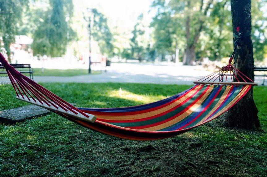 W parkach zawisły hamaki