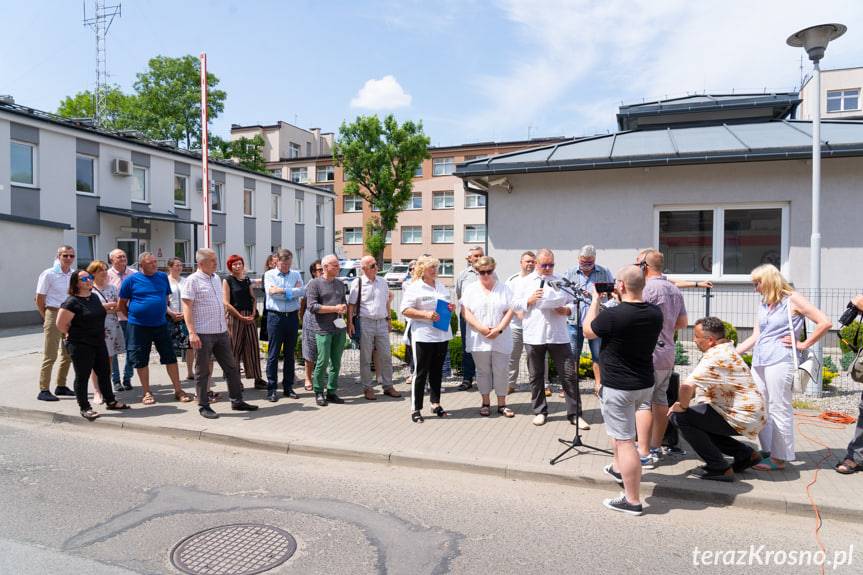 Protest w obronie zwolnionego dyrektora pogotowia 