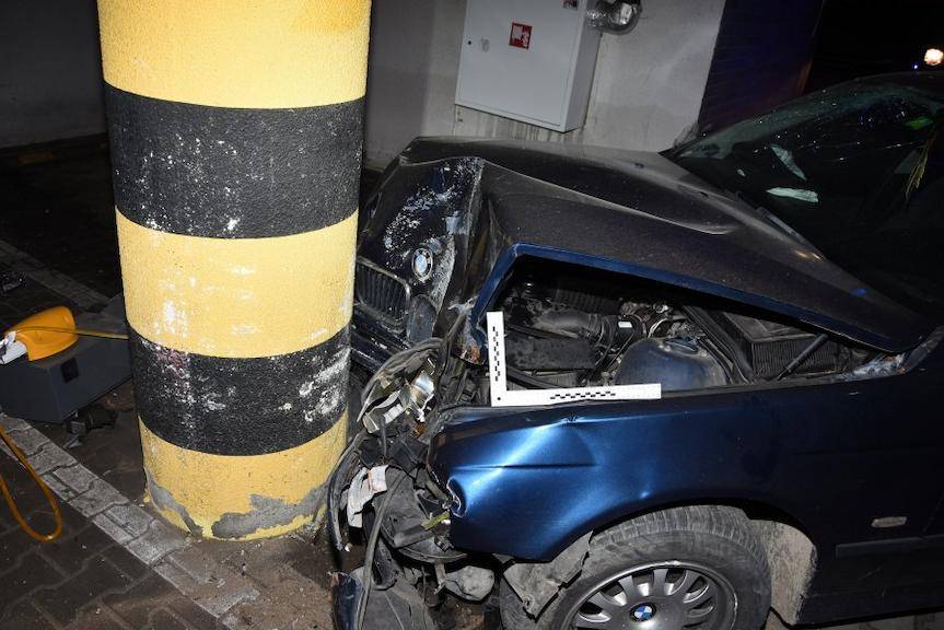 REGION. Pijany staranował szlaban w galerii