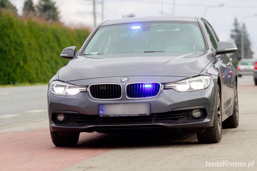 Policjanci eskortowali samochód z ranną kobietą