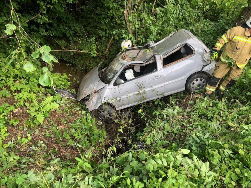 REGION. Wjechał do rowu i uderzył w drzewo
