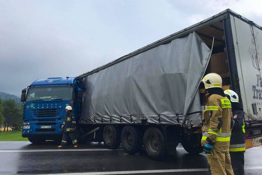 Tir z naczepą wpadł w poślizg i stanął w poprzek drogi
