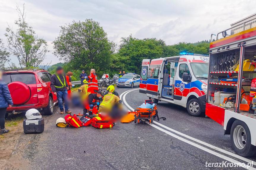 Czołowe zderzenie samochodu osobowego z motocyklem