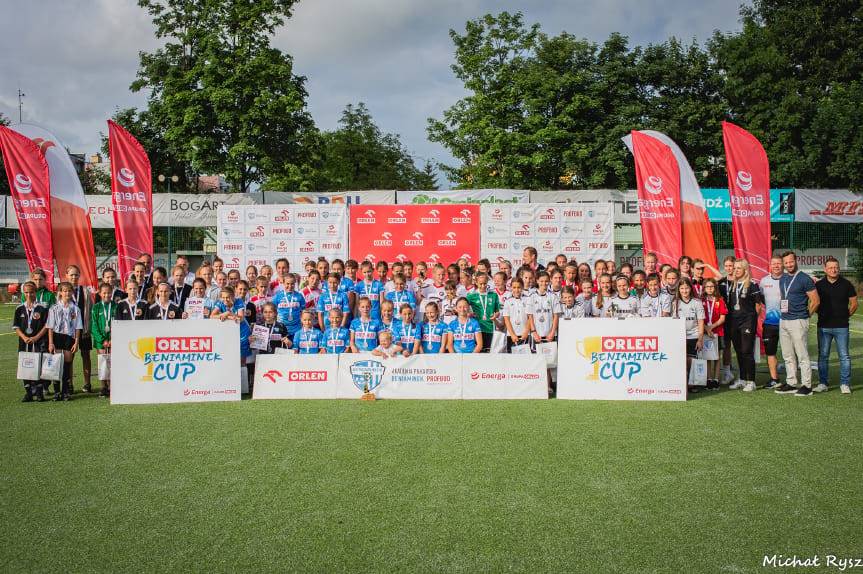 Dziewczyny z Beniaminka wygrywają turniej