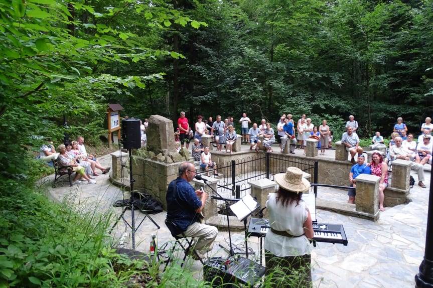 Wieczór Muzyki i Poezji Iwonickiej przy Źródle "Bełkotka"