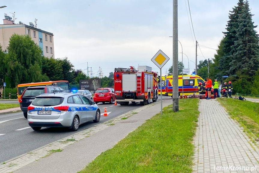 Zderzenie rowerzysty z pieszą w Krośnie