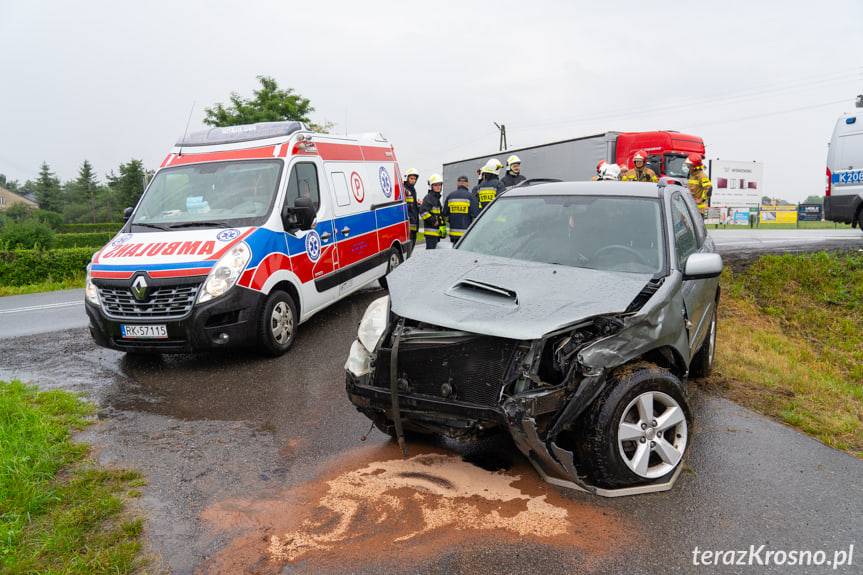 Zderzenie osobówki z tirem w Rogach