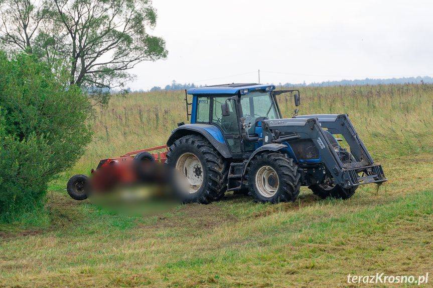 Koszmarny wypadek w Moszczańcu, pod kosiarką zginął młody mężczyzna