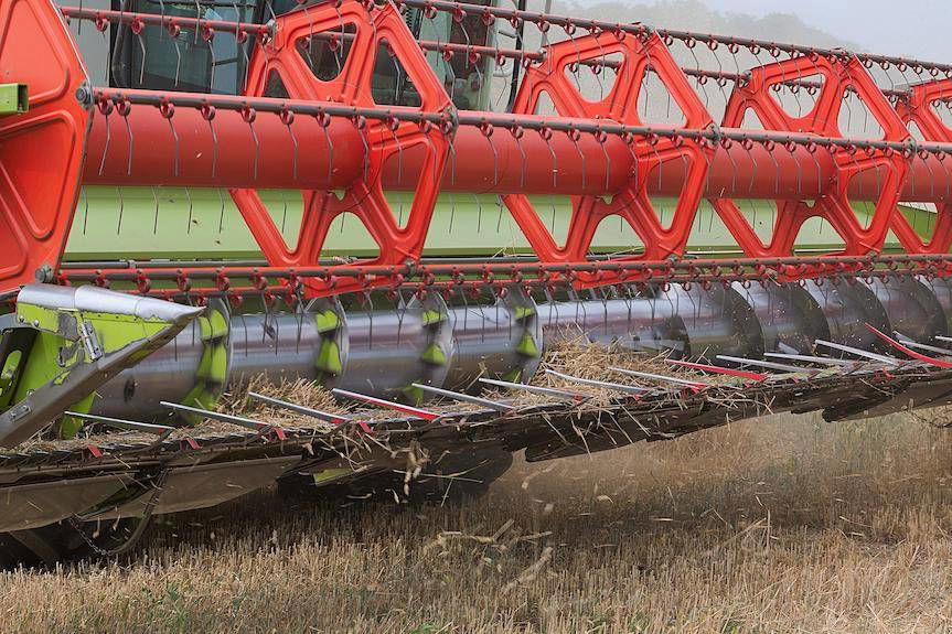 Kombajnista na drodze. O tym trzeba pamiętać w trakcie żniw!