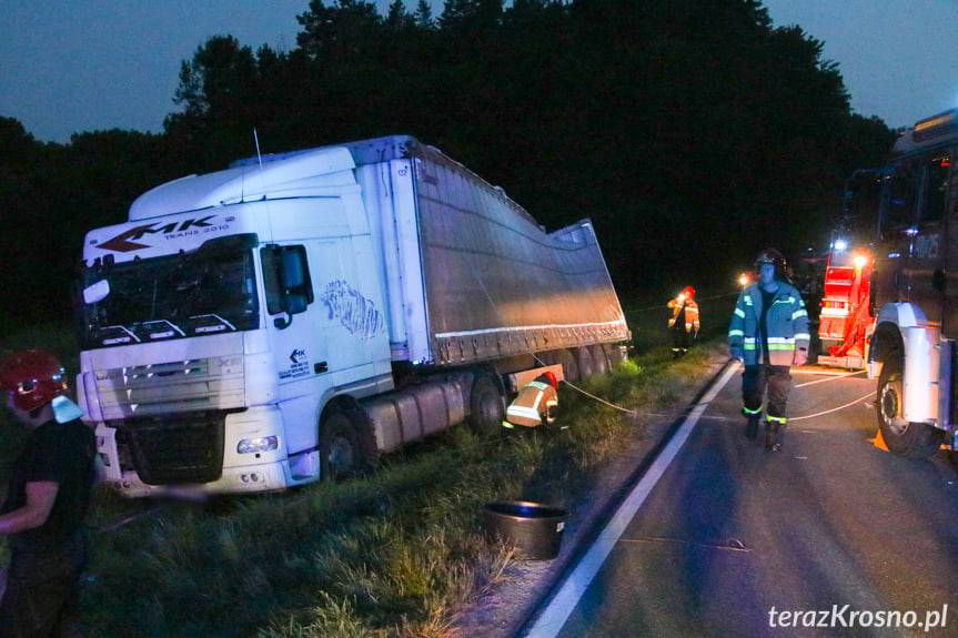 REGION. Przewrócony TIR z alkoholem. Kierowca pijany