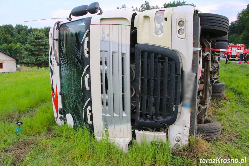 REGION. Przewrócony TIR z alkoholem. Kierowca pijany