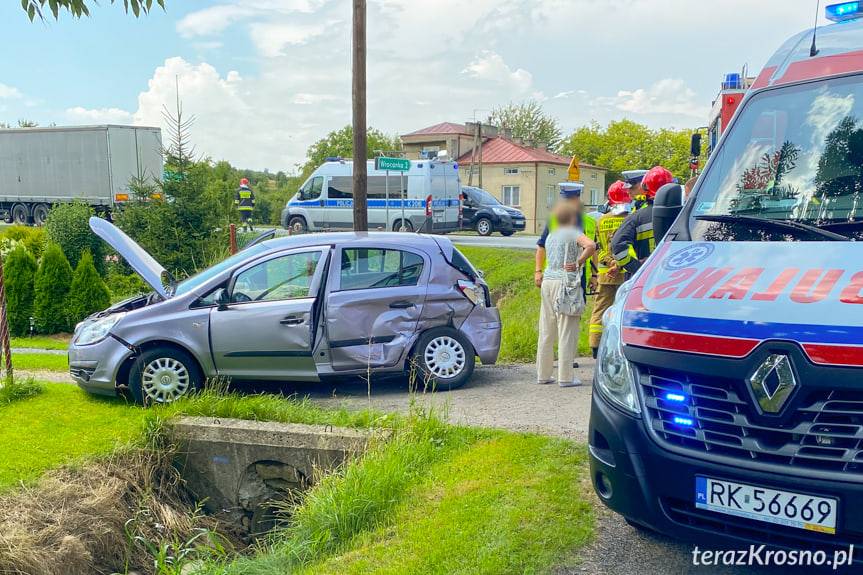 Zderzenie osobówki z tirem w Rogach