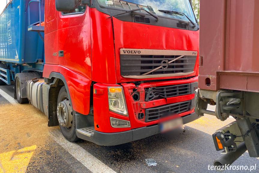 Kolizja ciężarówek w Tylawie, wysypało się zboże