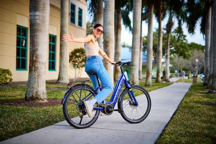 Cross czy trekking - jak rozpoznać rower crossowy i kiedy warto po niego sięgnąć?