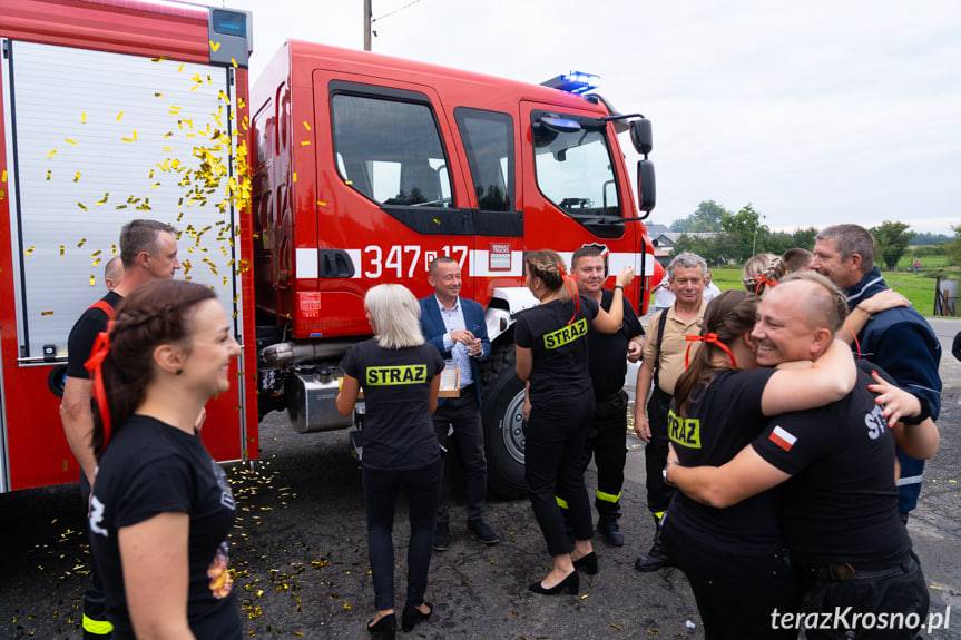 Żeglce przywitały nowy samochód strażaków