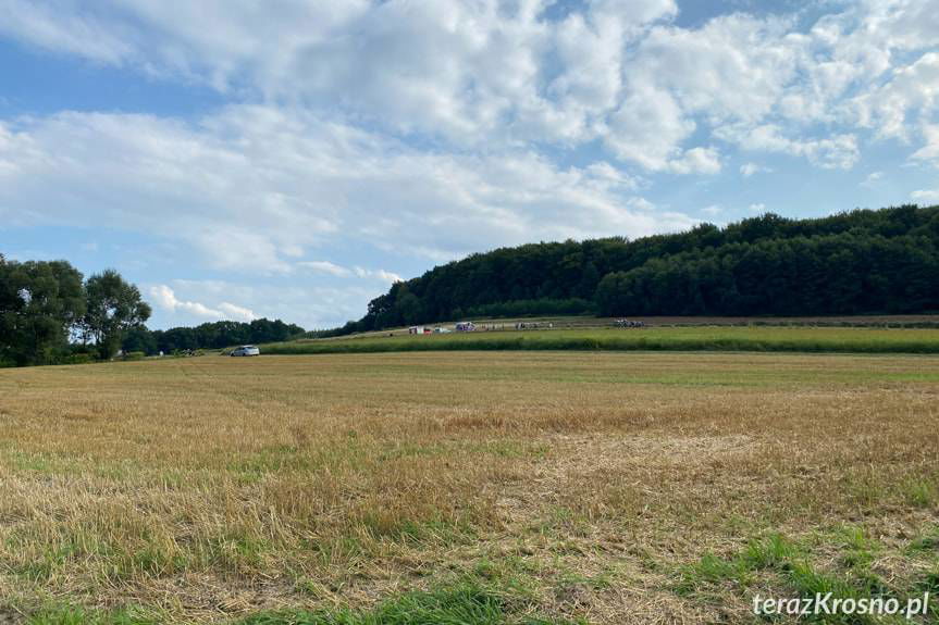 Wypadek w Piotrówce, traktorzysta przygnieciony przez ciągnik