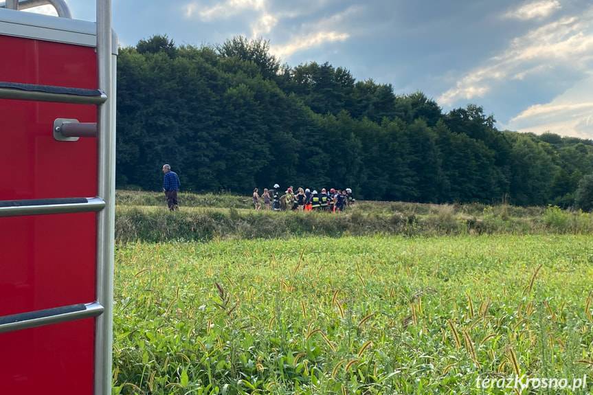 Wypadek w Piotrówce, traktorzysta przygnieciony przez ciągnik