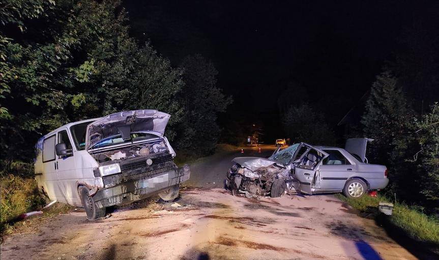 REGION. Czołowe zderzenie w nocy, poszkodowani w szpitalu