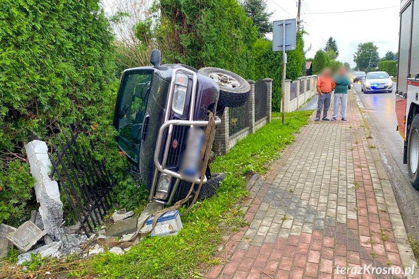 W Łężanach kierowca wypadł z drogi i uderzył w ogrodzenie