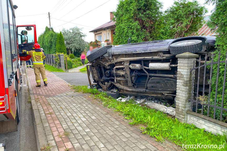 W Łężanach kierowca wypadł z drogi i uderzył w ogrodzenie