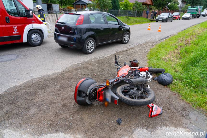 Zderzenie w Iwli samochodu z motorowerem