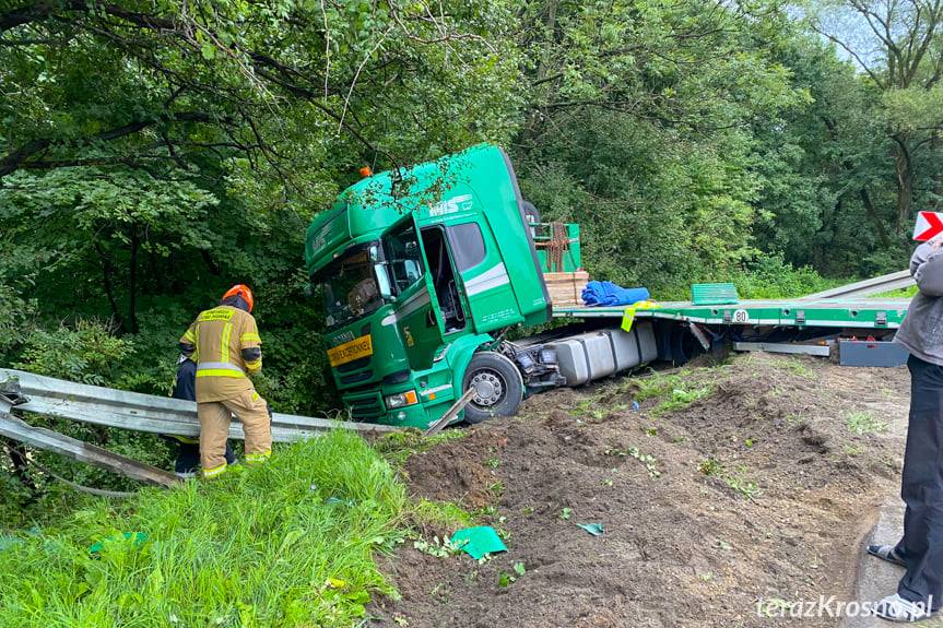 Dukla. Kierowca ciężarówki stracił panowanie nad pojazdem