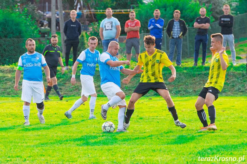 Trzy karne, osiem bramek i dwa hat-tricki. Polonia Kopytowa przegrywa z Orłem Bieździedza