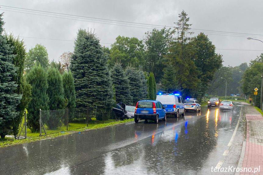 Iwonicz. Pijany wjechał w ogrodzenie