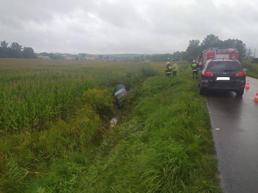 REGION. Ford wpadł do przydrożnego rowu