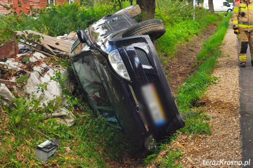 Nie opanowała samochodu, uderzyła w ogrodzenie i wjechała do rowu