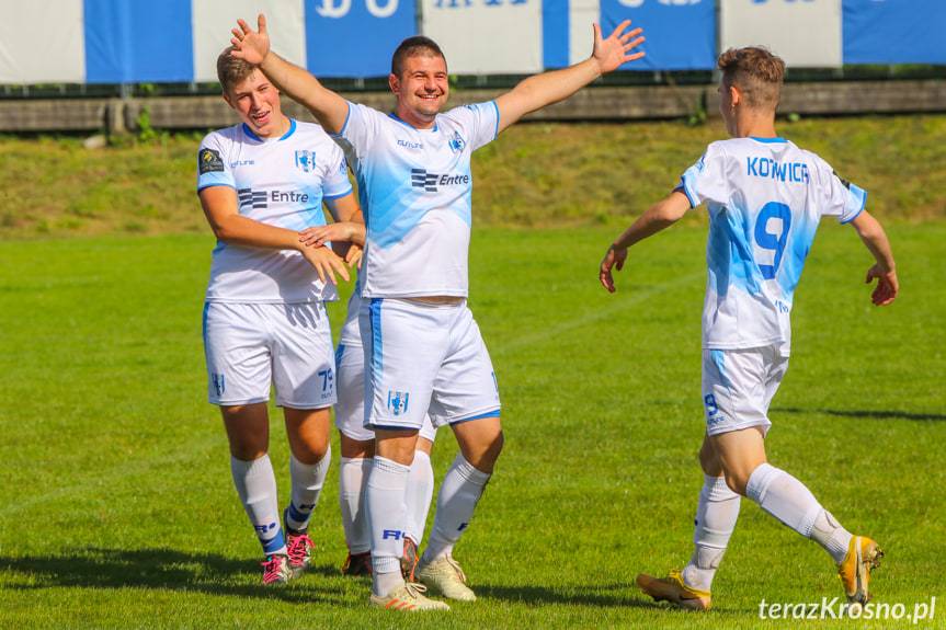 Korczyna. Gol Pawła Urbanka z połowy boiska 